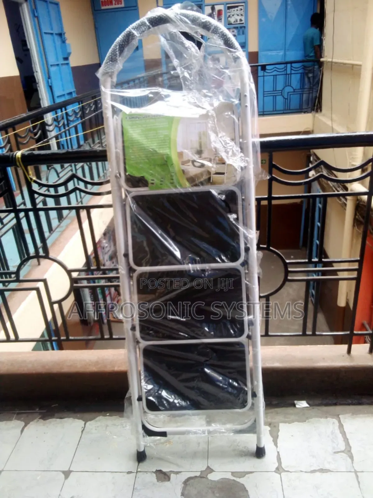 4 Step Steel Ladder (Black White)