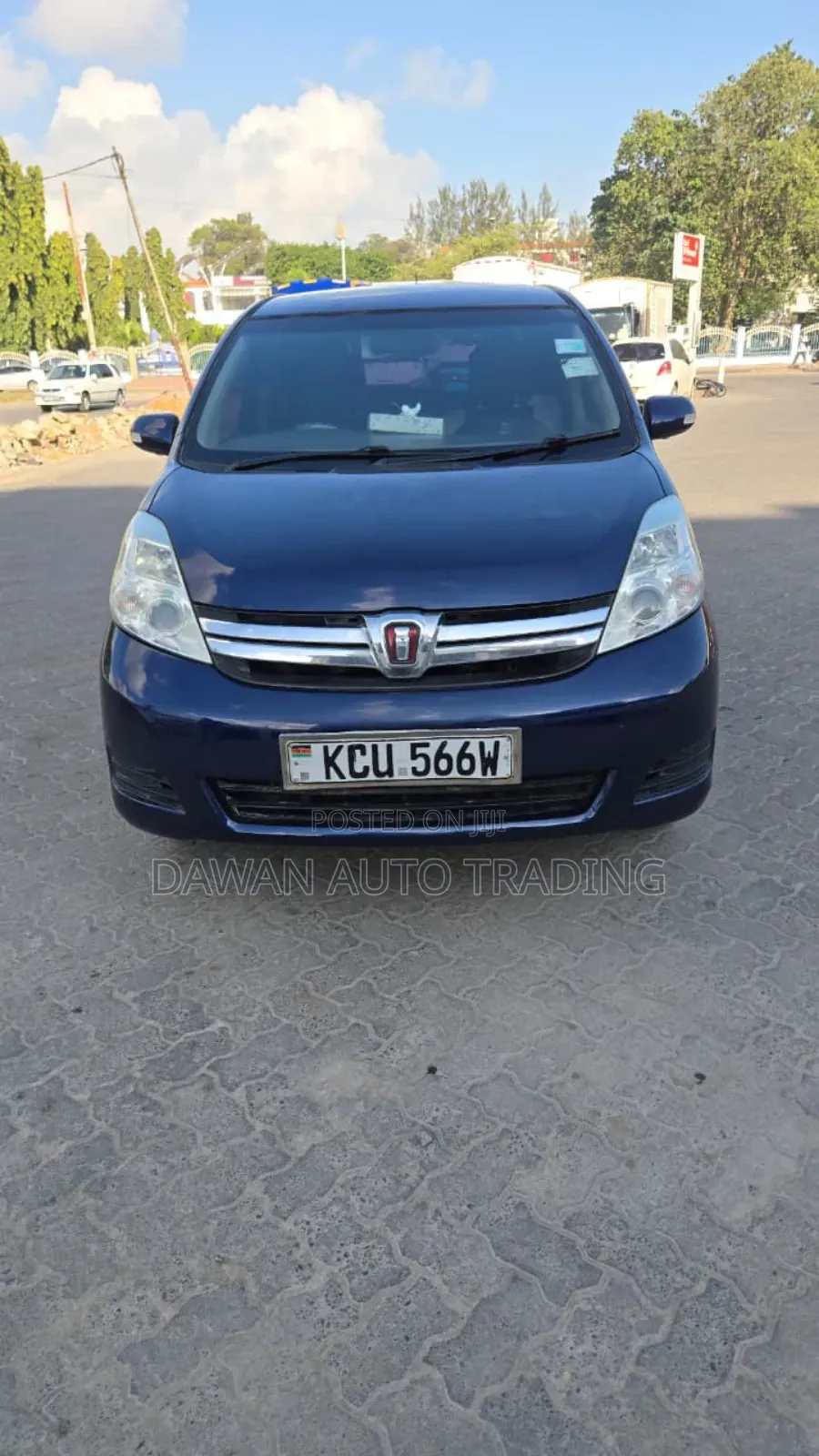 Toyota ISIS 2012 Blue