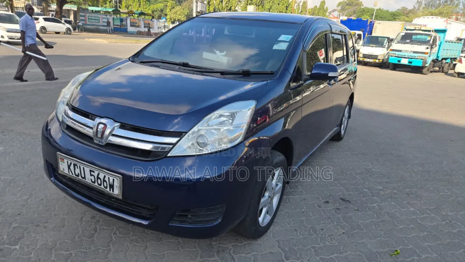 Toyota ISIS 2012 Blue