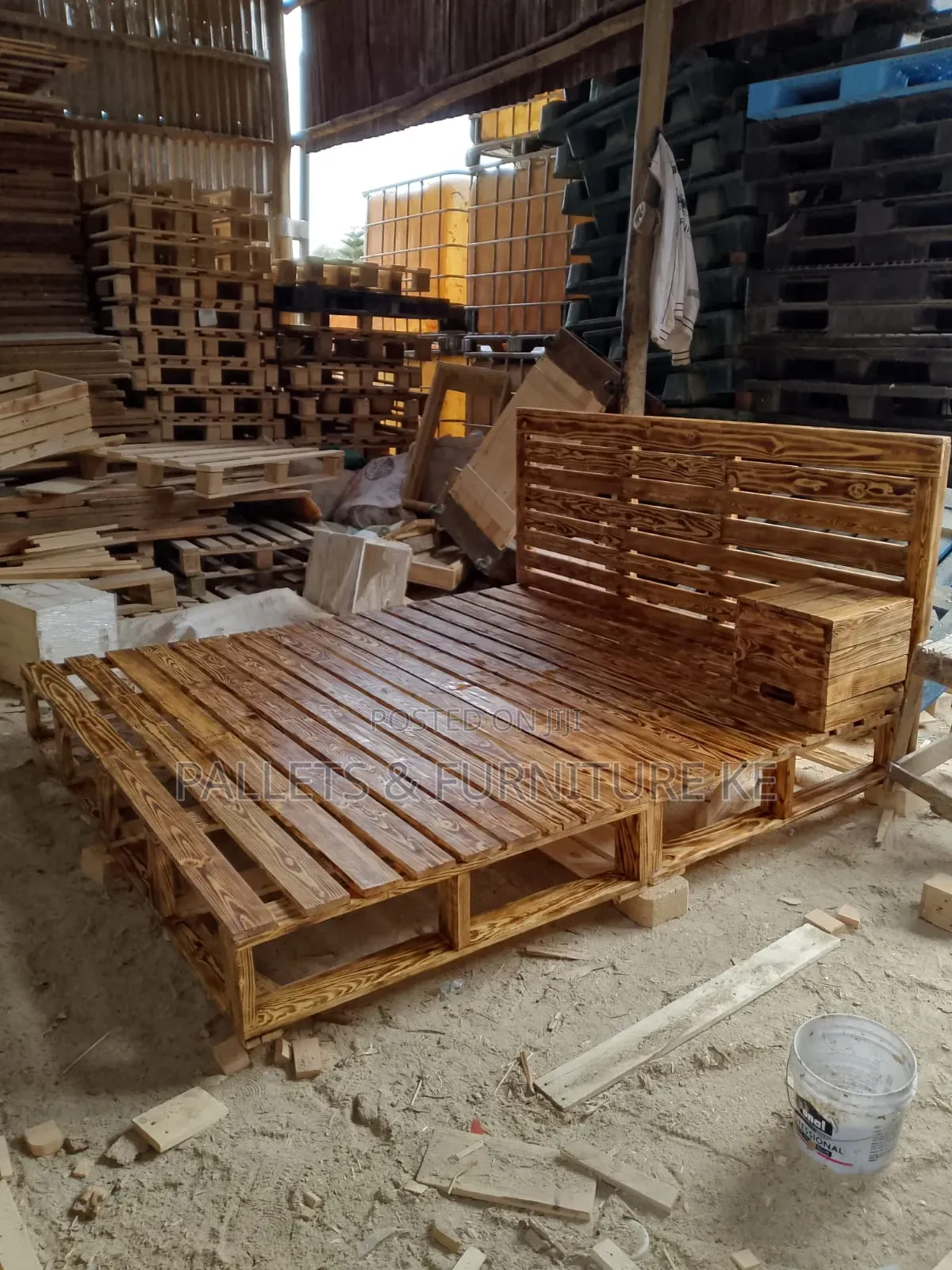Burned Effect Simple Pallet Bed