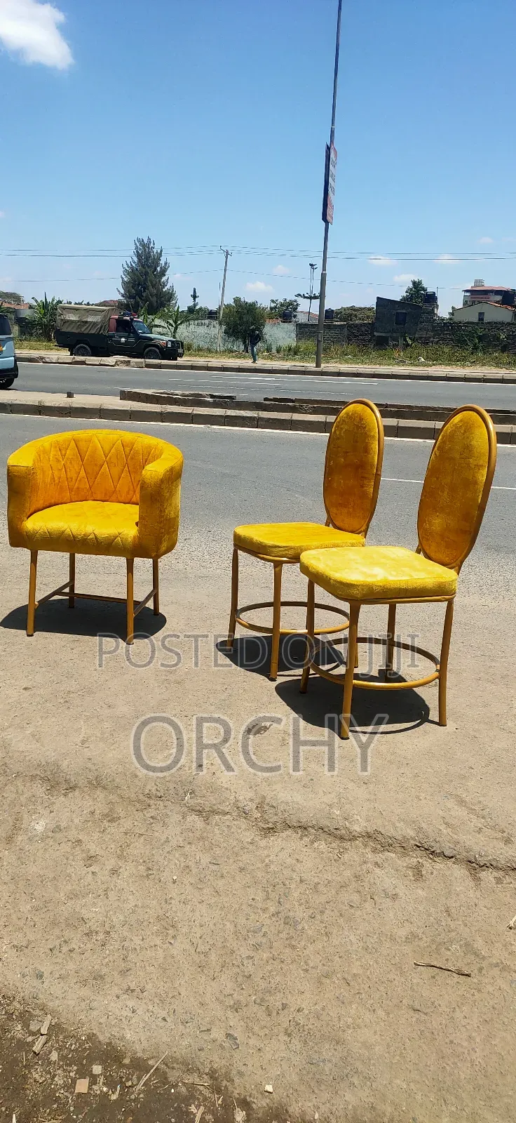 1 Manicure and 2 Service Seats
