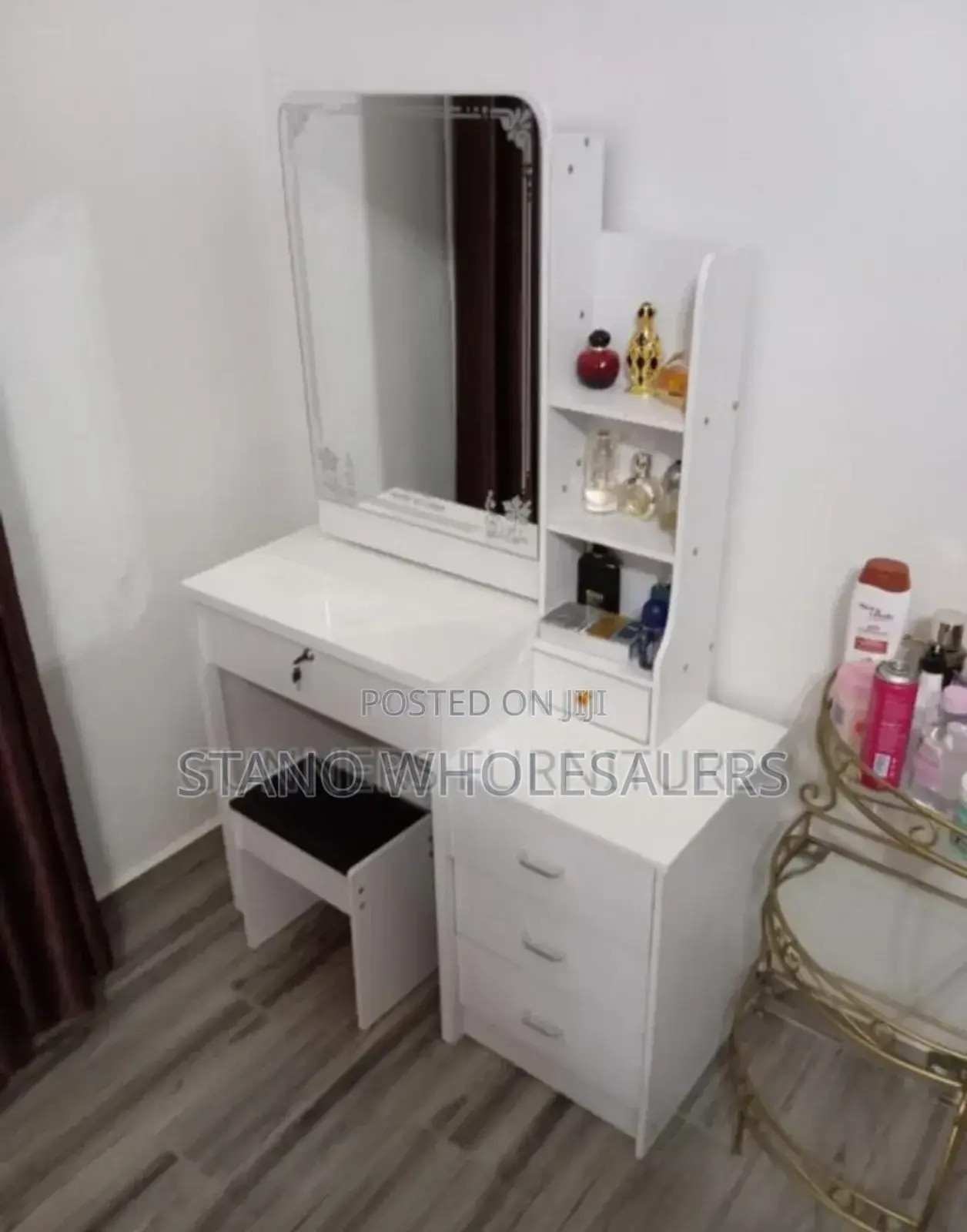 Portable Dressing Table With Sliding Mirror