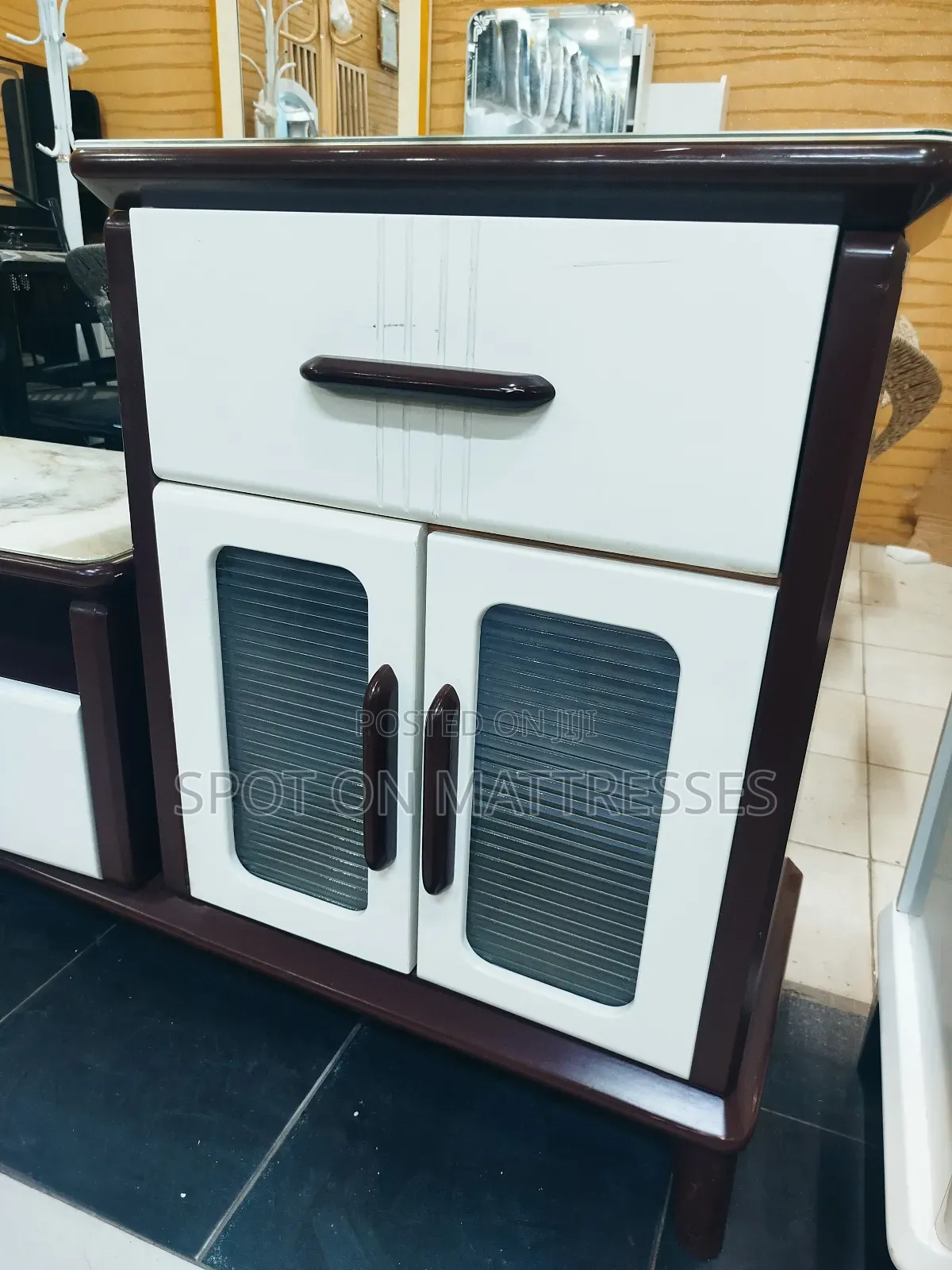 Strong and Durable! Classic Tv Stand With Extendable Sides + Delivery
