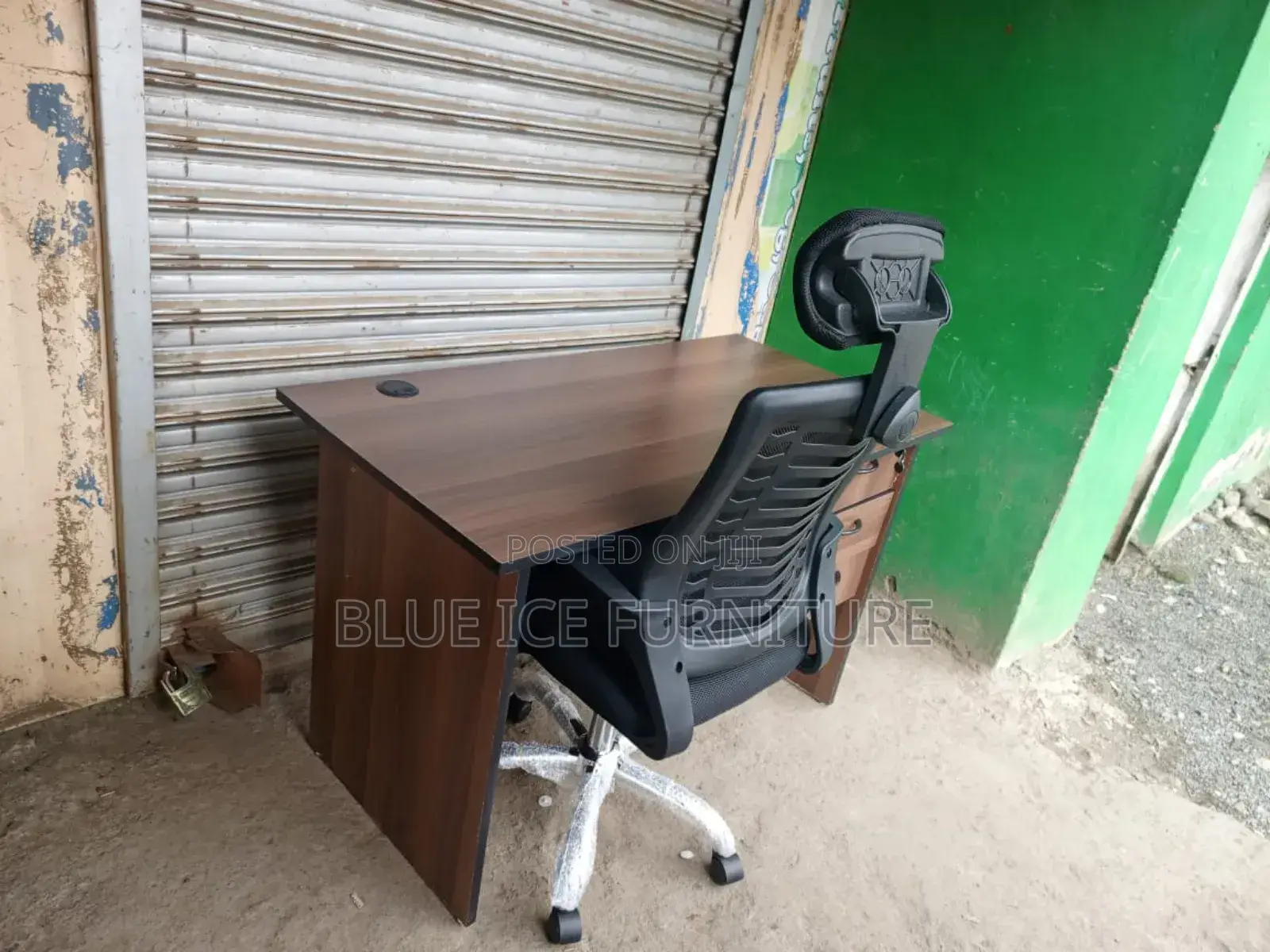 Extensive Office Desk/Headrest Chair