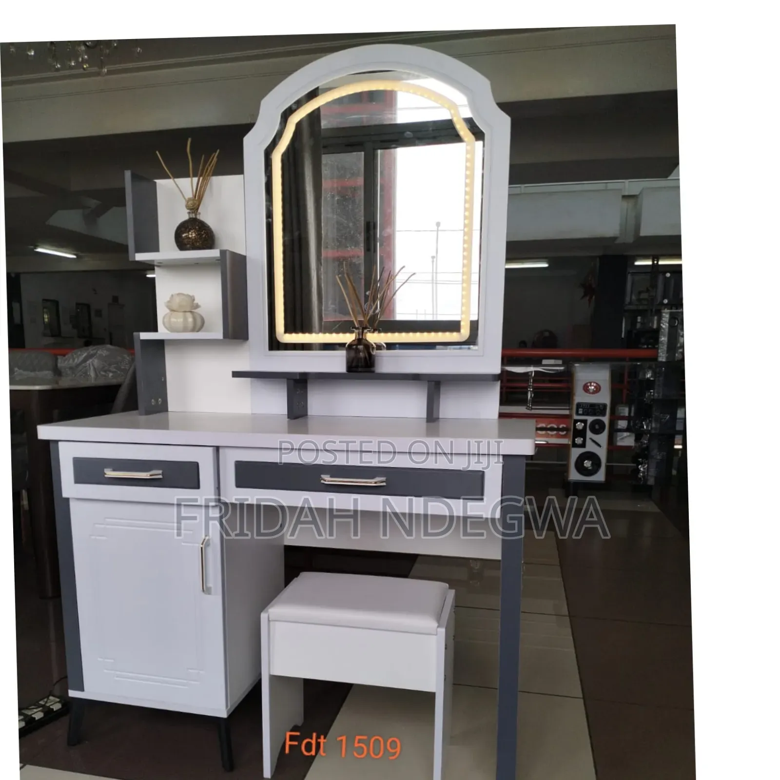 Executive Big Dressing Table With Sliding Mirror