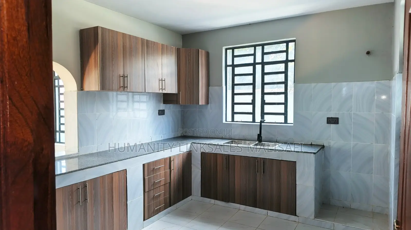 4bdrm Mansion in Karai for sale