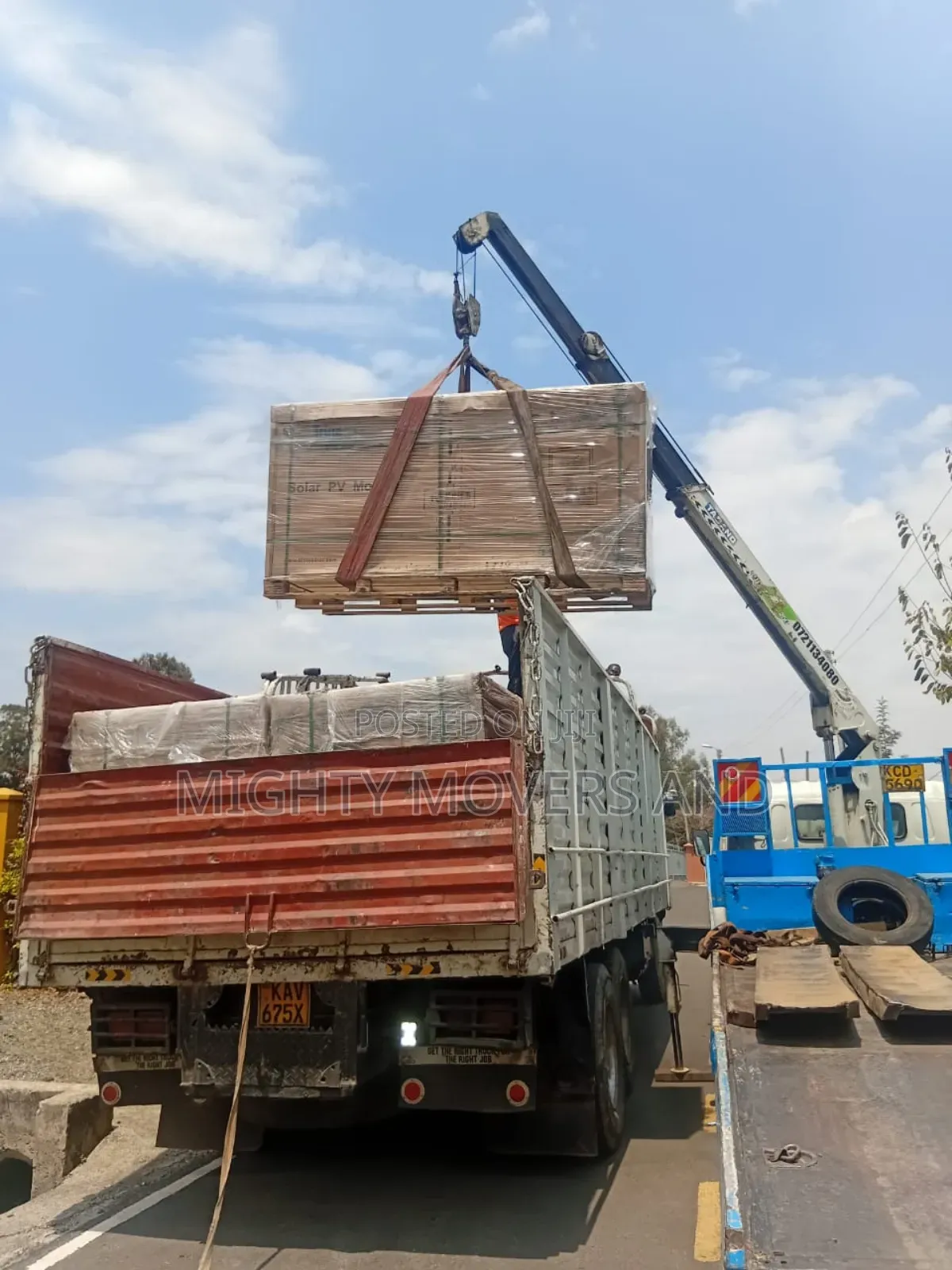 Trailer With Crane Are Ready for Hoisting and Cross Country Delivery