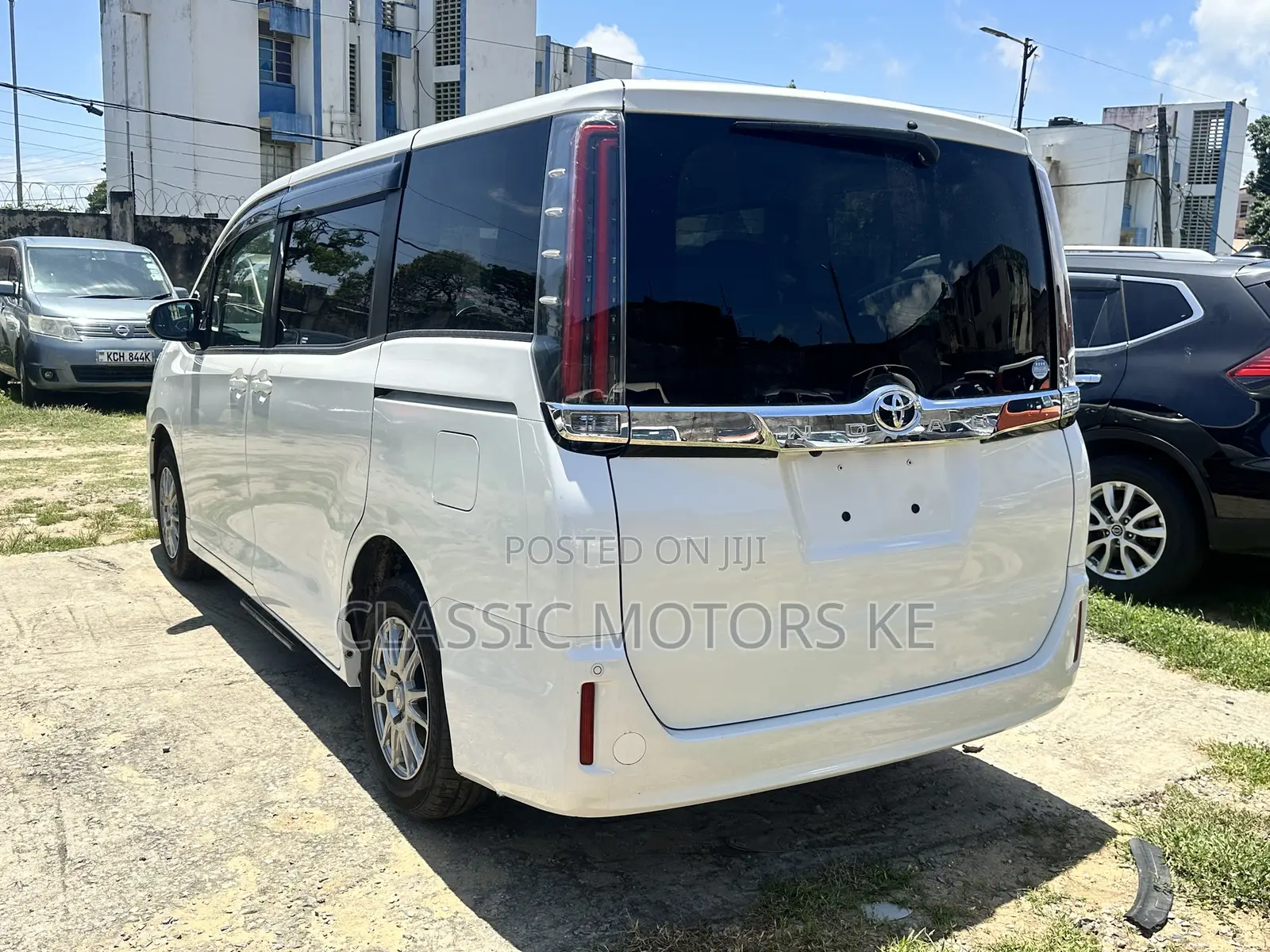Toyota Noah 2.0 AWD (7 Seater) 2019 White