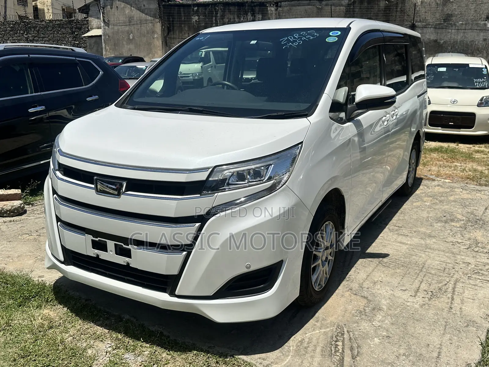 Toyota Noah 2.0 AWD (7 Seater) 2019 White
