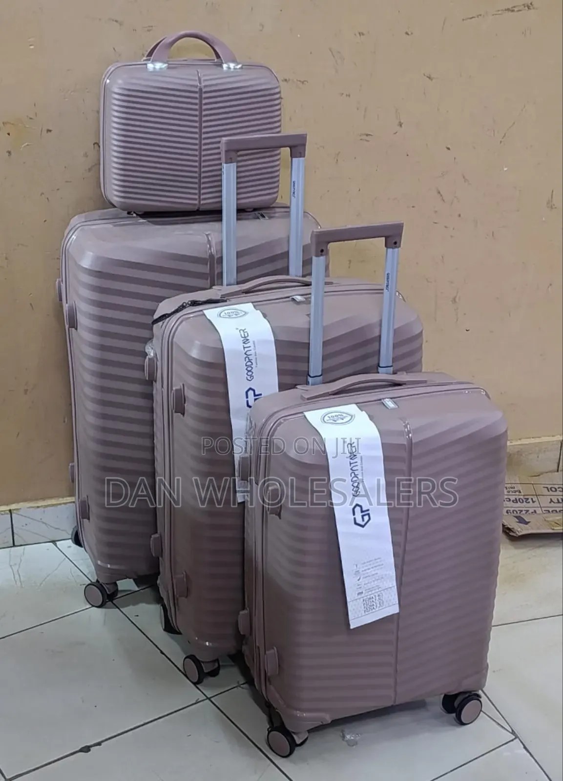 *4 in 1 Luxurious Unbreakable Suitcase*
