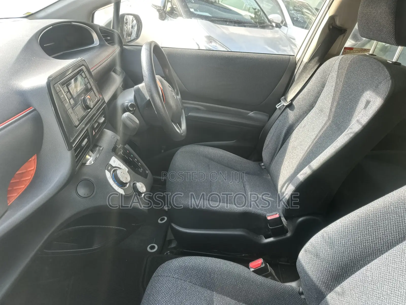 Toyota Sienta 1.5 Hybrid FWD 2019 White