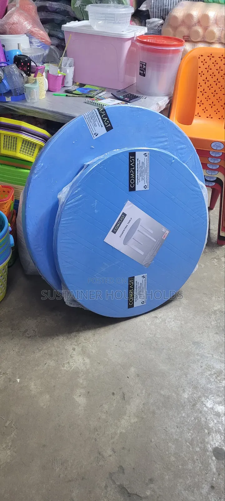 Big Plastic Table With Center Hole for Umbrella
