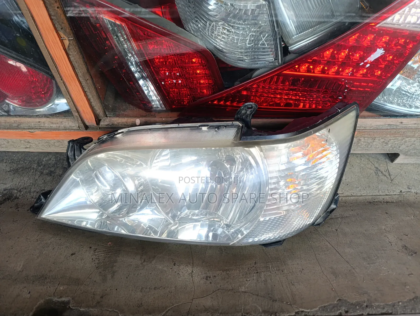Vista Headlight L Side Complete With Bulb And Socket