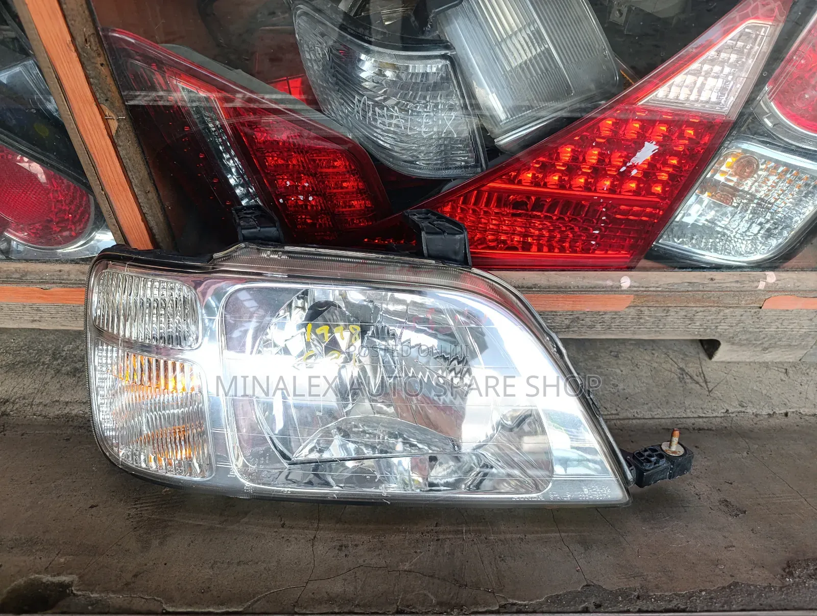 Headlight Rd1 Crv Headlight R Side Complete With Bulb And Socket