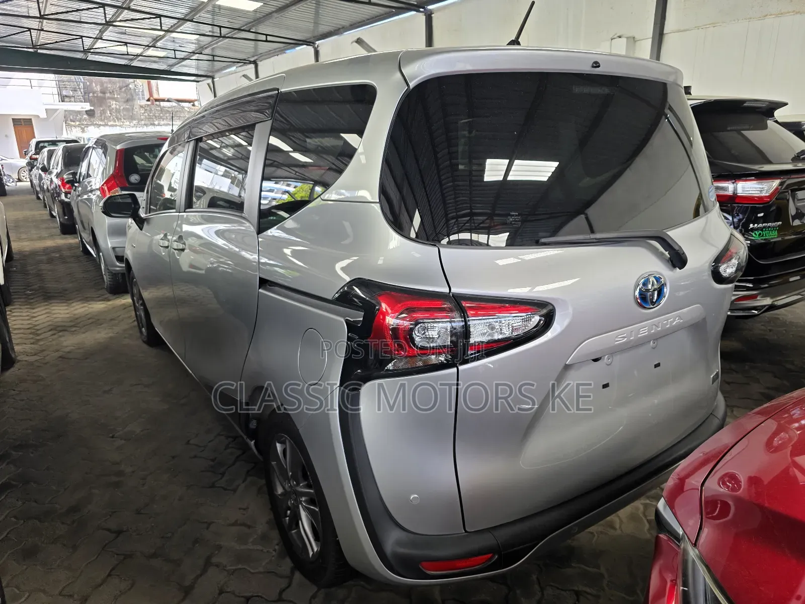 Toyota Sienta 1.5 Hybrid FWD 2019 Silver