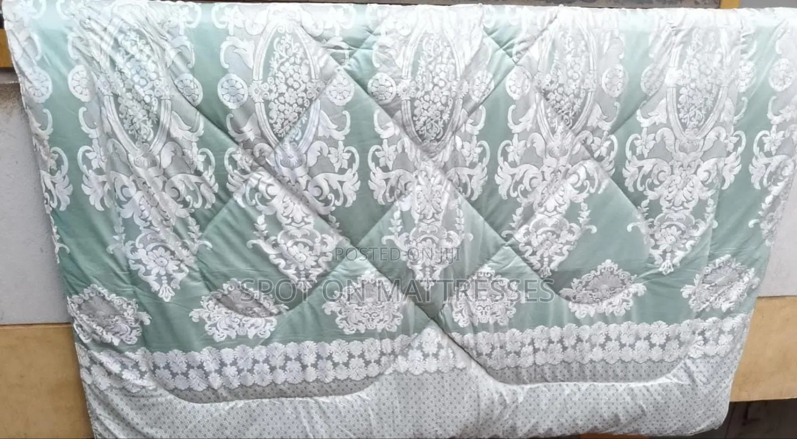 Toptier Warm Silk Duvets Size 6x7 - 1 Duvet, 1 Bedsheet, 4 Pillowcases