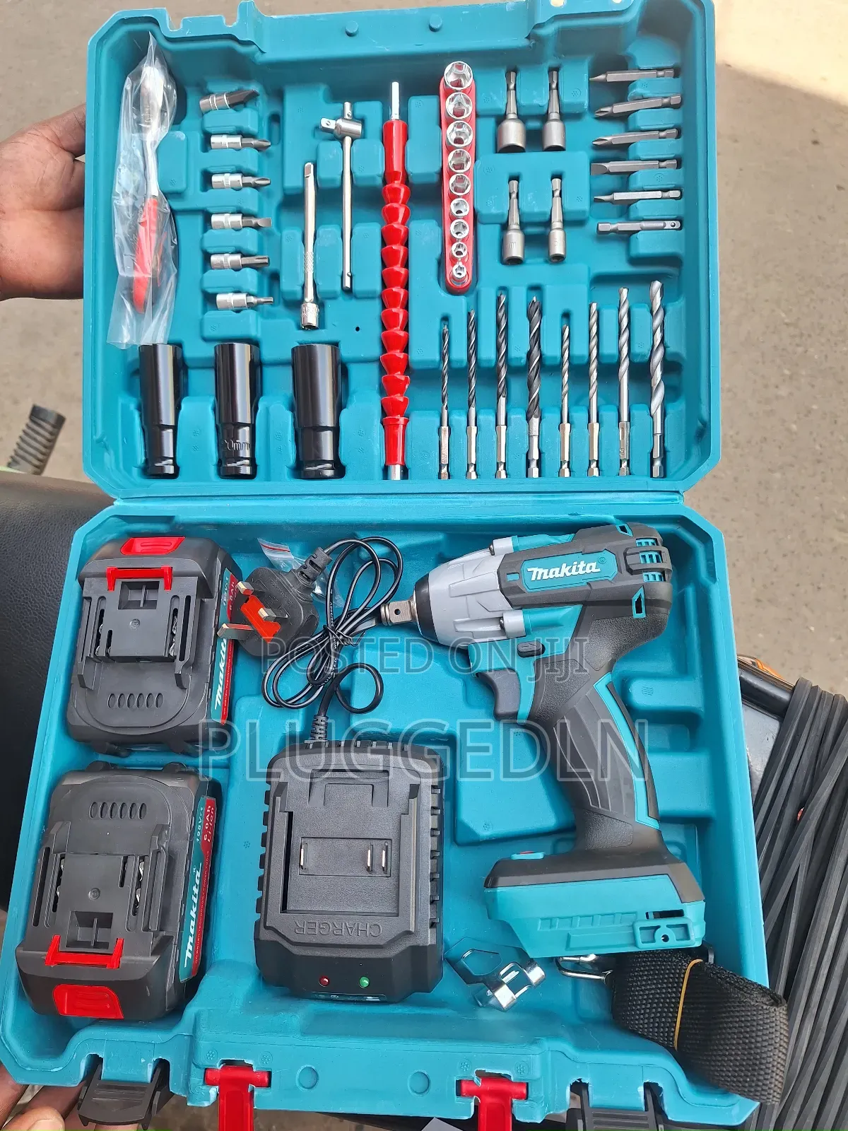 Makita Cordless Impact Wrench Kit. *