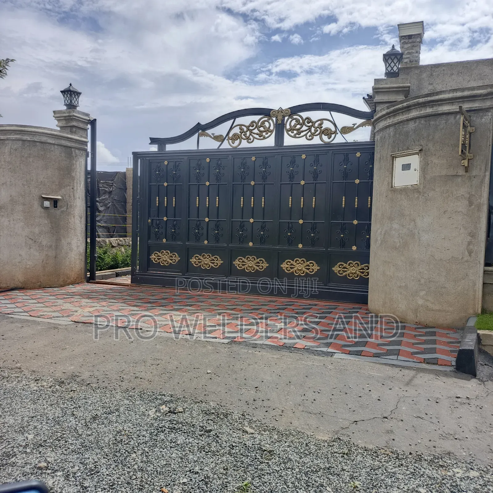 Modern Steel Swing Gates – Custom Designs Available