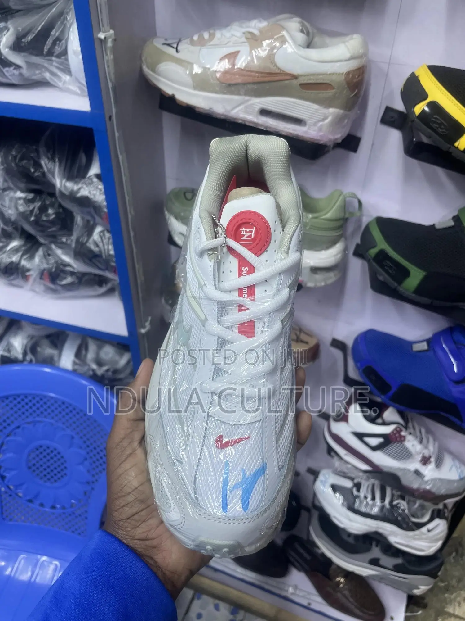 Trending Nike Shox R4