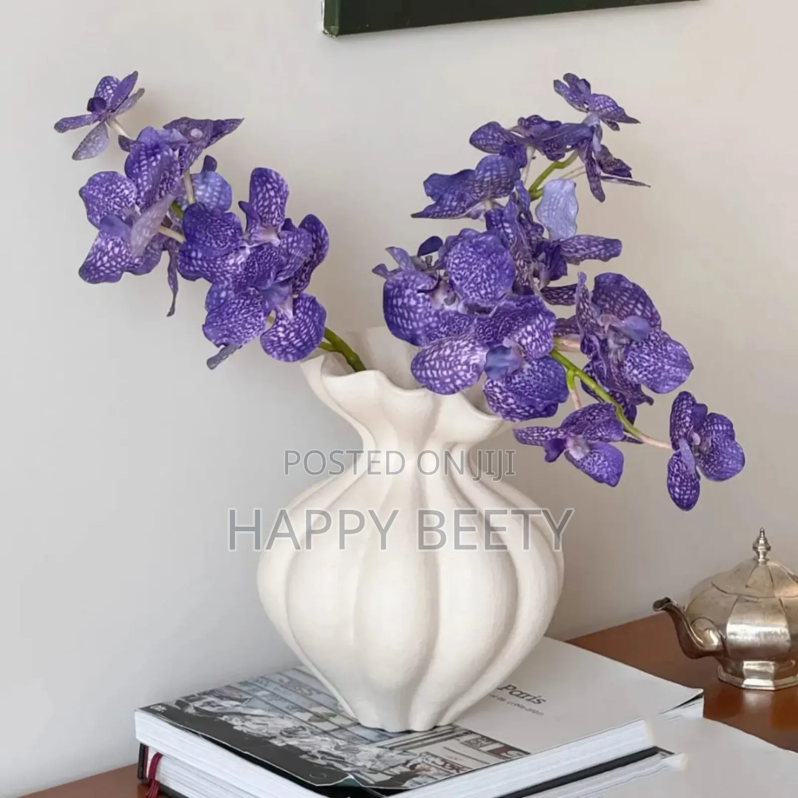 *French High-End Retro Art Decoration White Petal Shaped Ceramic Vase*
