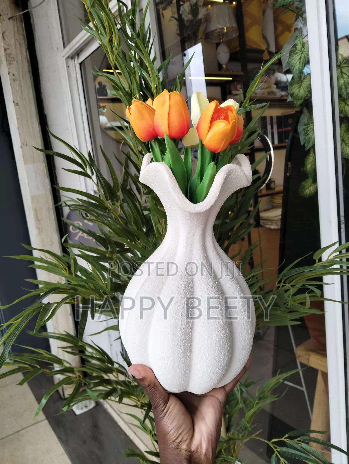 *French High-End Retro Art Decoration White Petal Shaped Ceramic Vase*