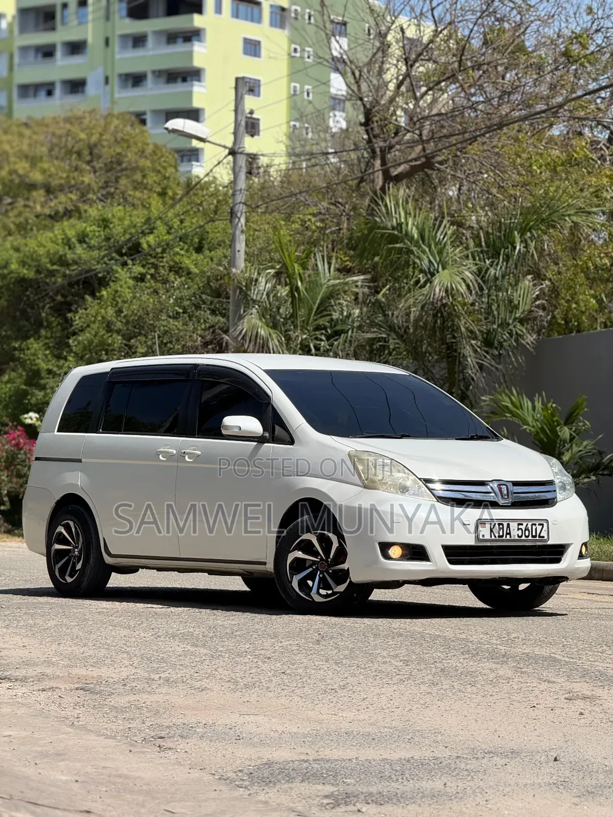 Toyota ISIS 1.8 L 2WD 2014 Pearl