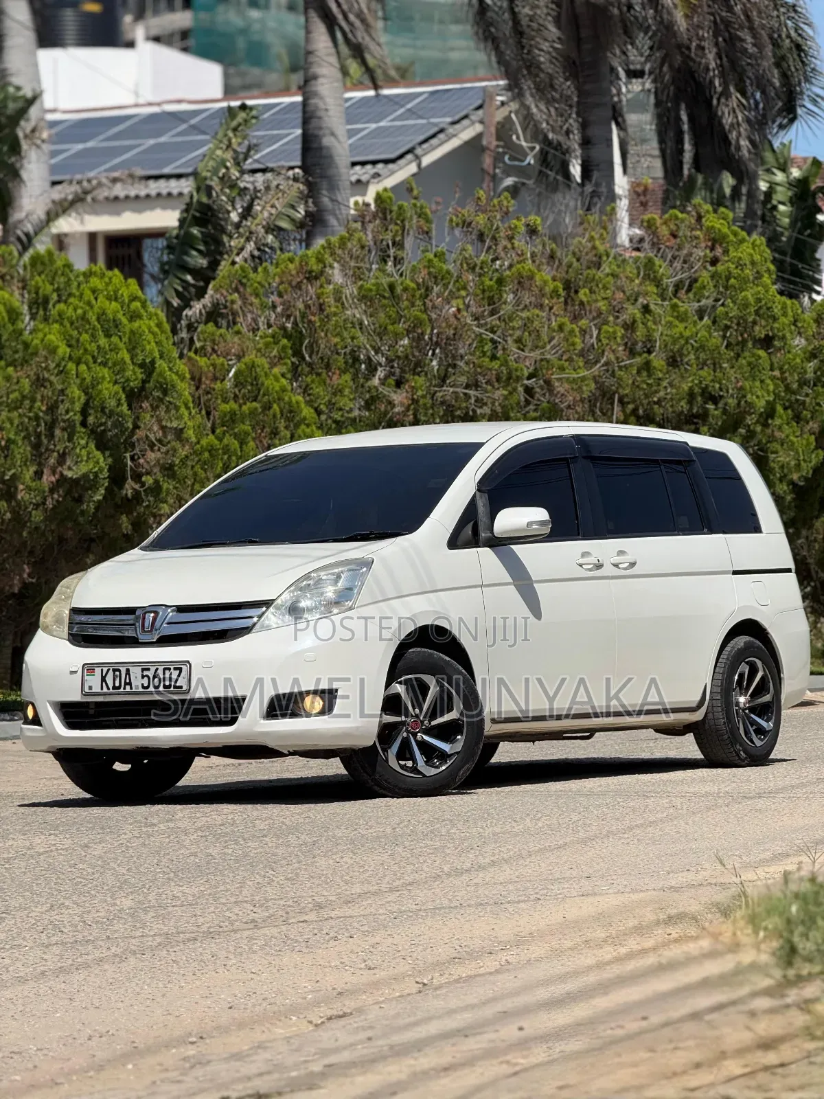 Toyota ISIS 1.8 L 2WD 2014 Pearl
