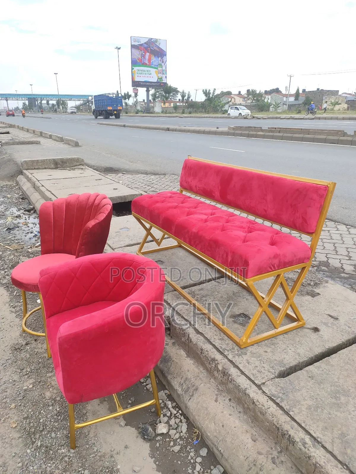 Assorted Manicure Seats+ Waiting