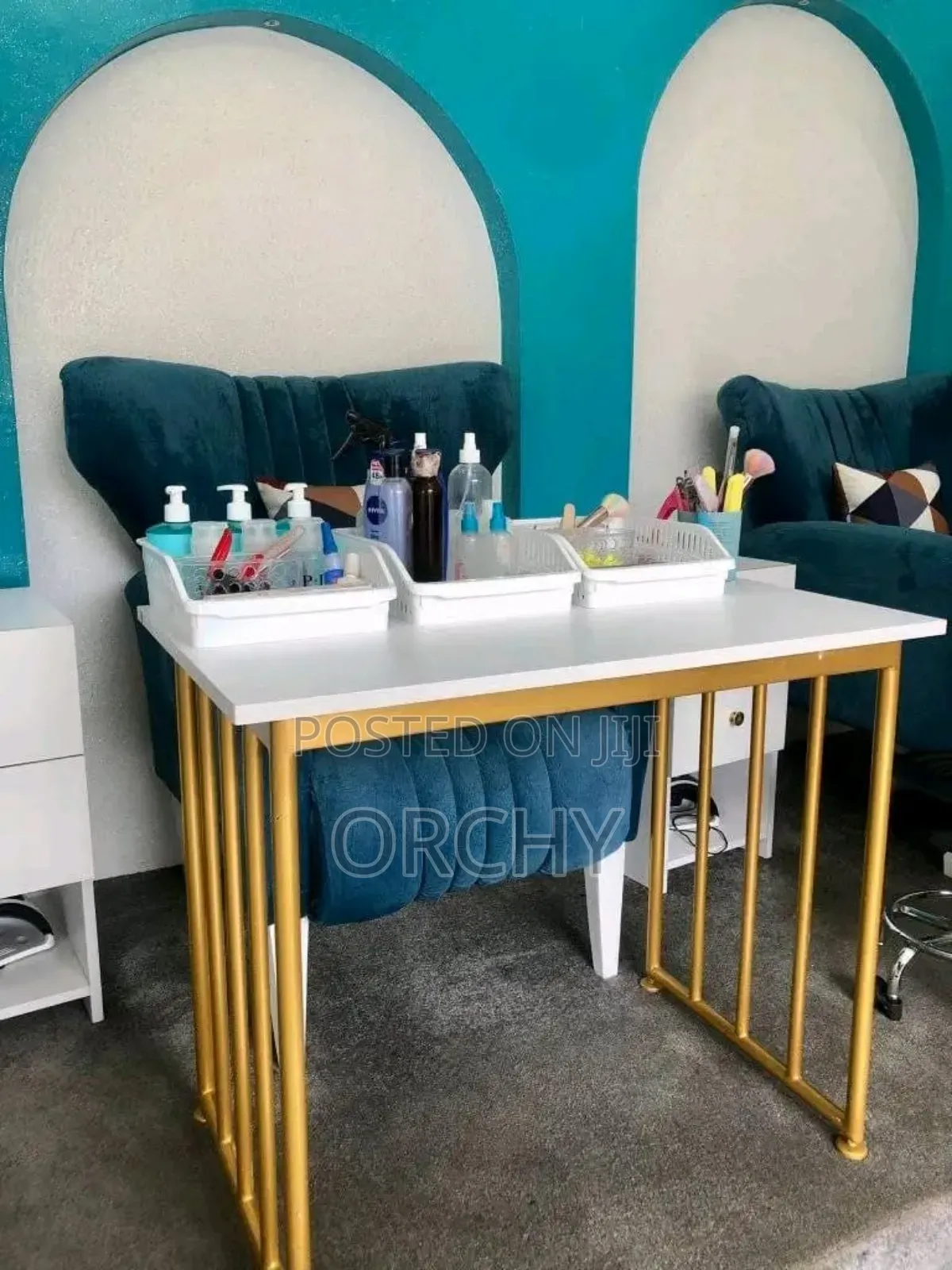 Simple Manicure Table / Nail Table