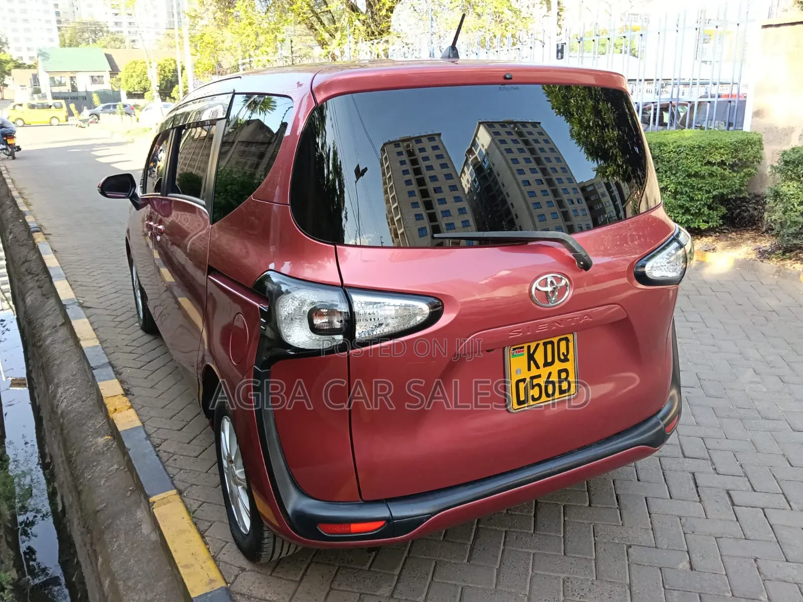Toyota Sienta 2016 Red