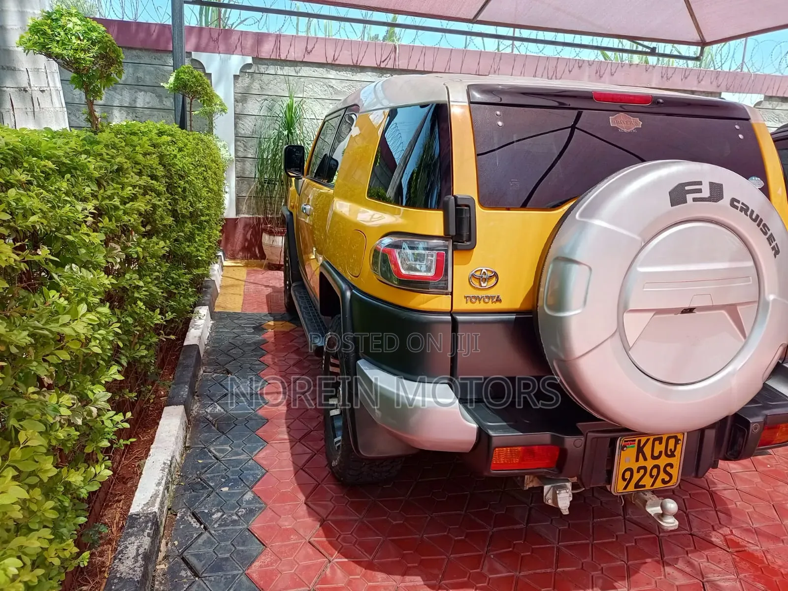 Toyota FJ Cruiser 2011 Yellow