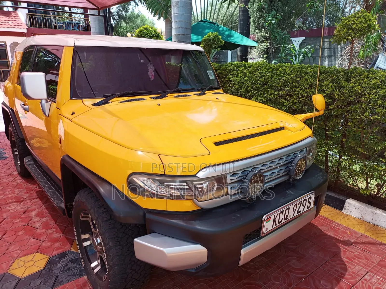 Toyota FJ Cruiser 2011 Yellow