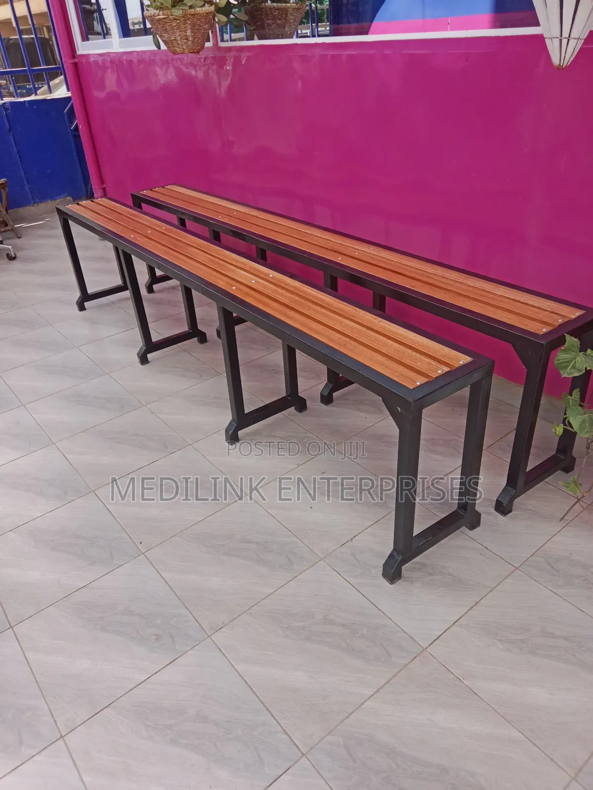 Menk Design of a Outdoor Waiting Bay Benches