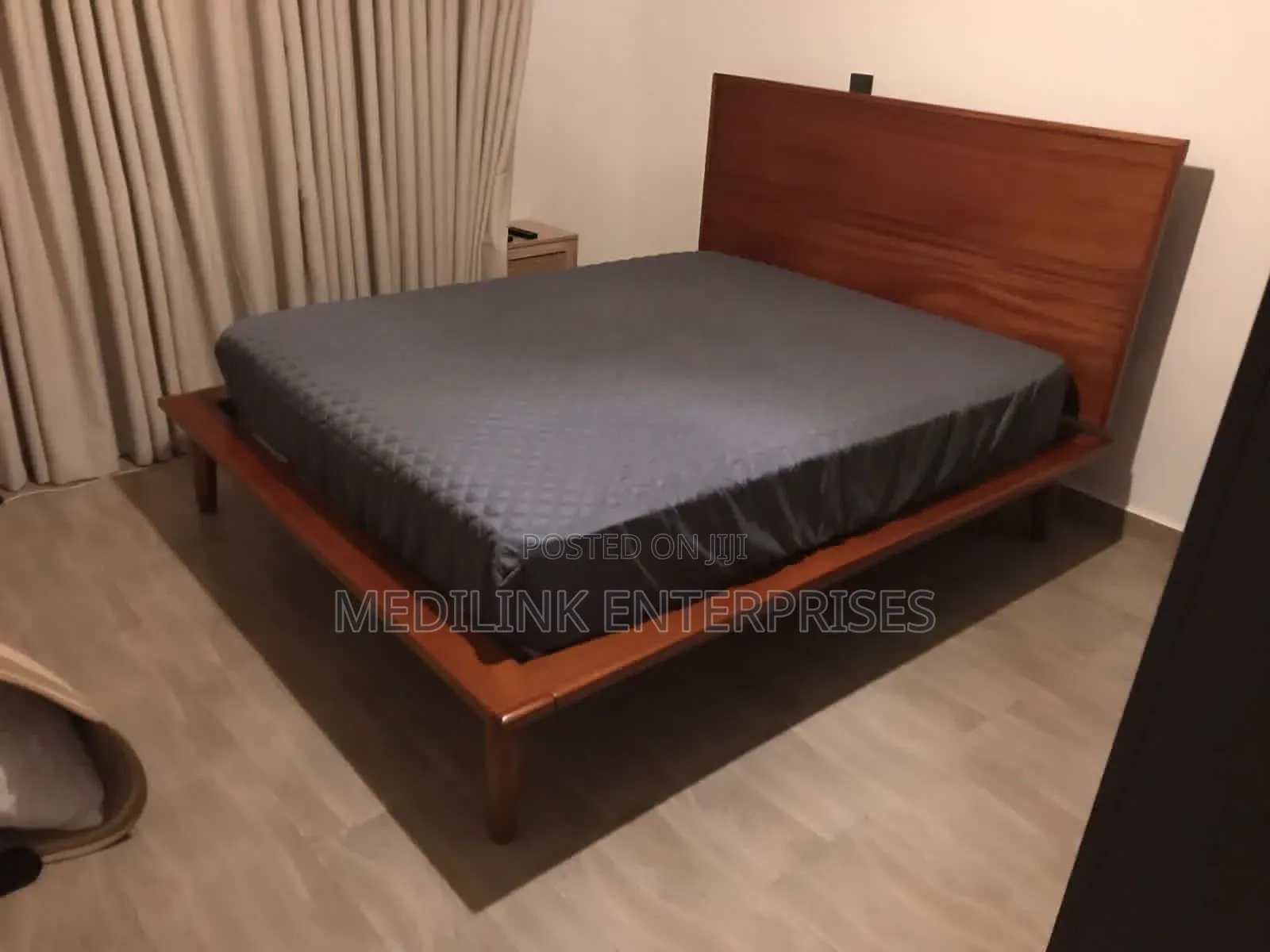Walnut Box Bed 5*6 Mahogany