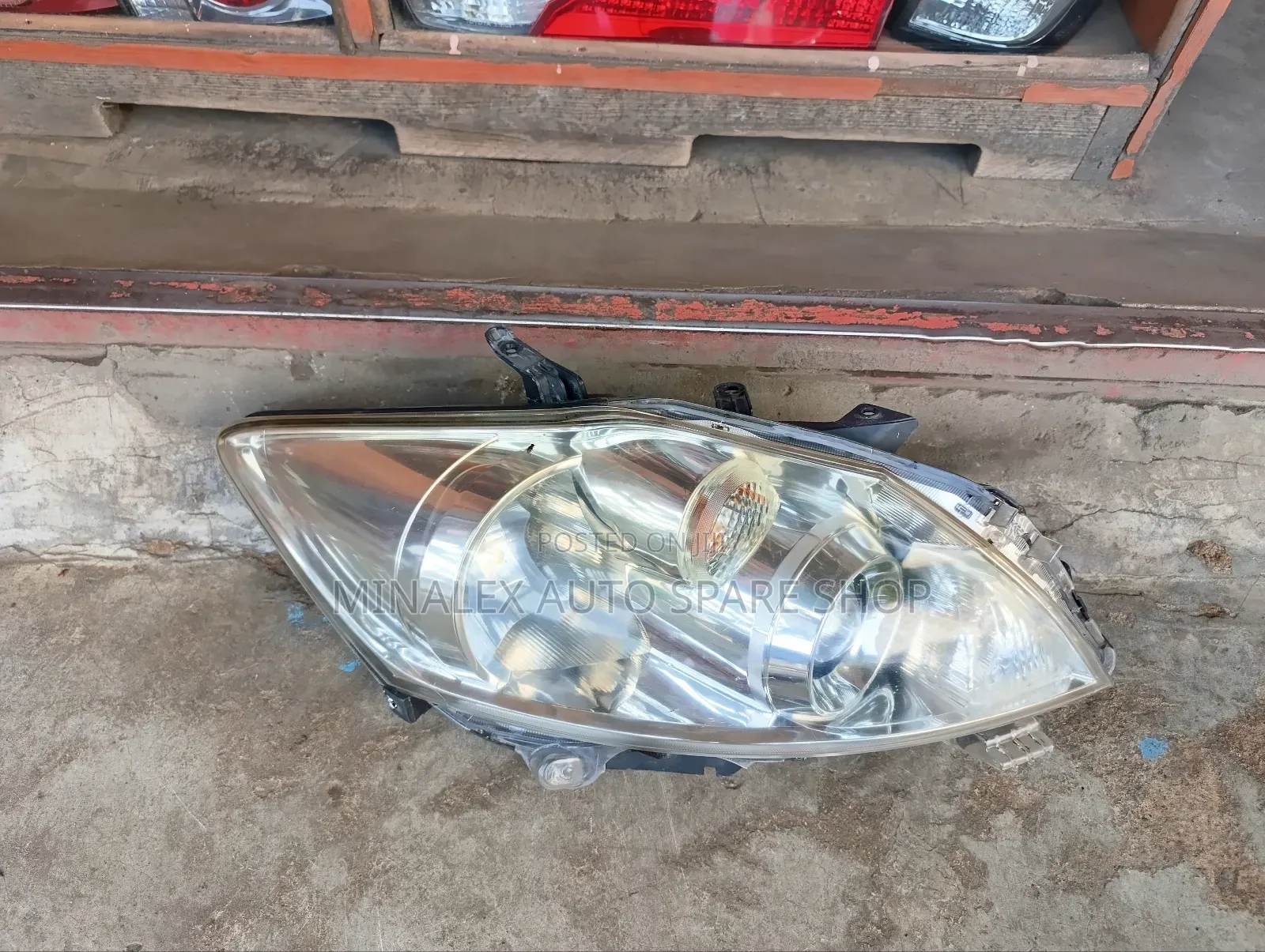 Auris Headlight Non Zenon Right Side Complete With Bulb And Socket