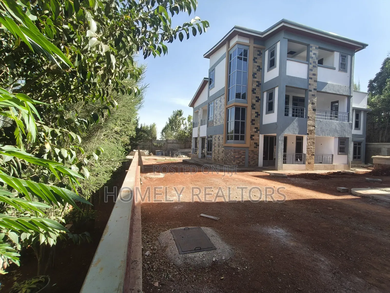 5bdrm Maisonette in Gated Estate, Kerarapon for sale