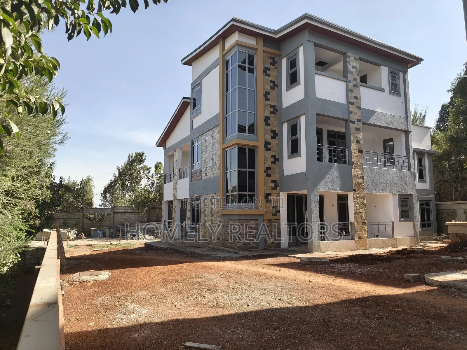 5bdrm Maisonette in Gated Estate, Kerarapon for sale