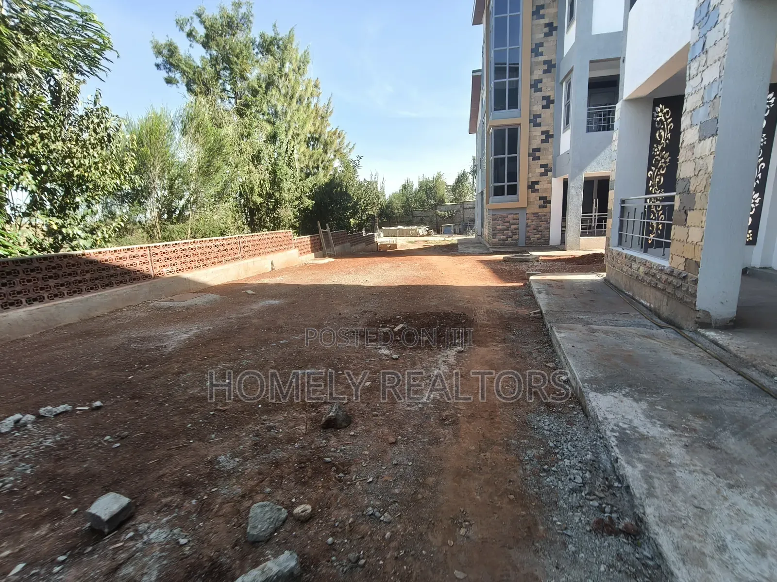 5bdrm Maisonette in Gated Estate, Kerarapon for sale