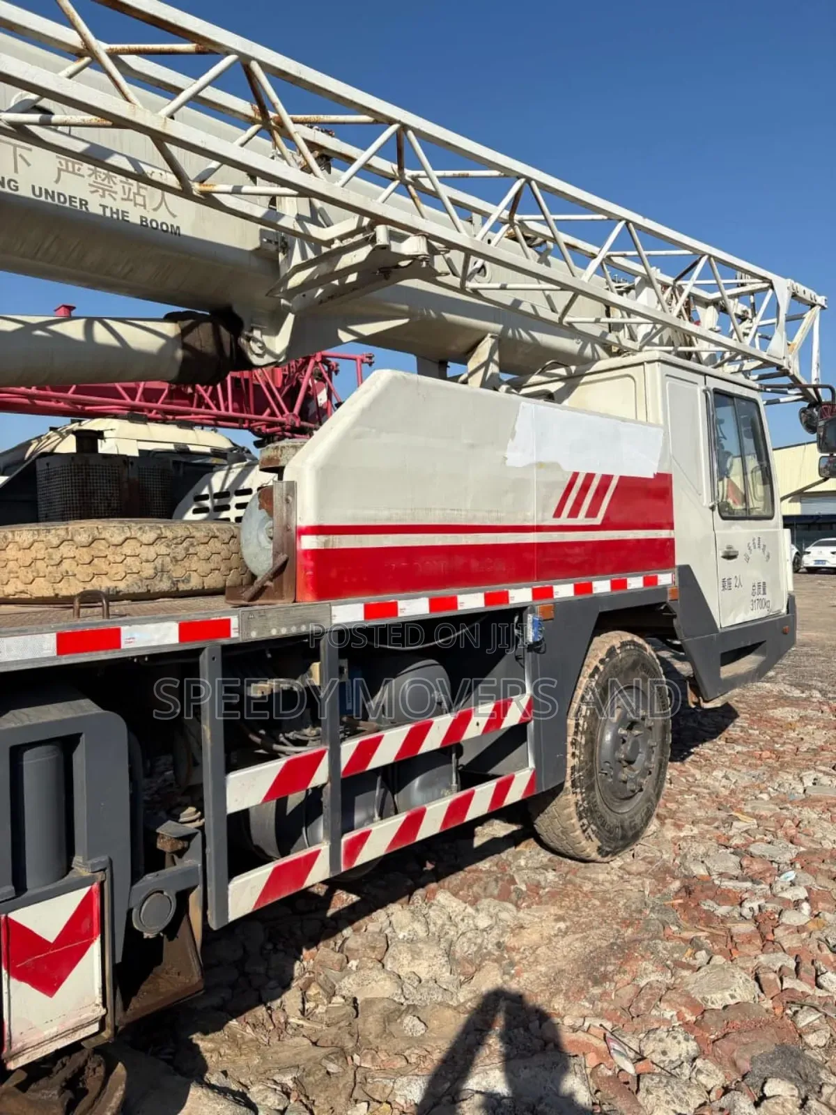 Cranes Are Available for Jobs and Delivery