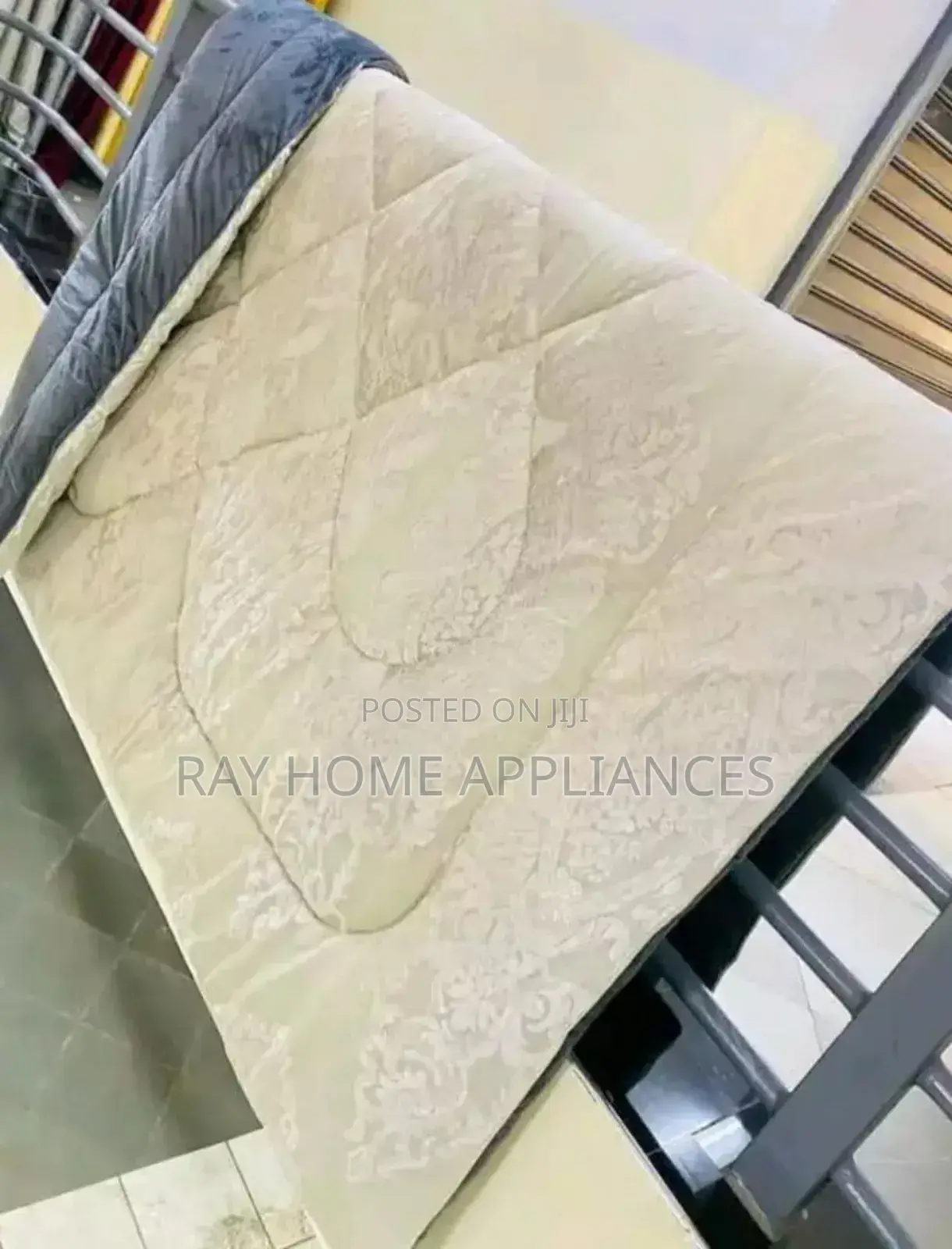 Silk Duvet 1 Duvet
1 Bedsheet
2 Pillowcases 2 Throw Pillowcases 
6x7