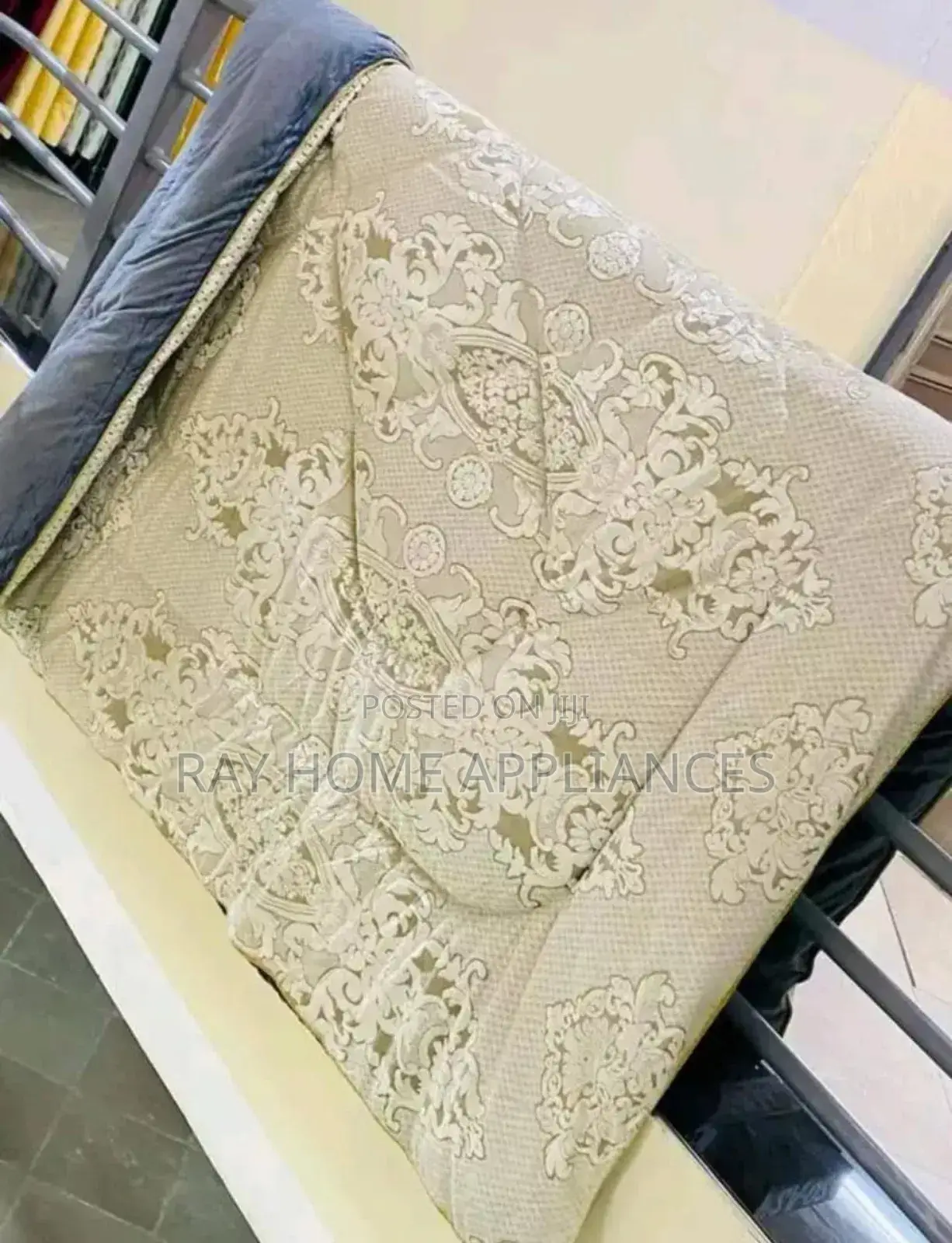 Silk Duvet 1 Duvet
1 Bedsheet
2 Pillowcases 2 Throw Pillowcases 
6x7