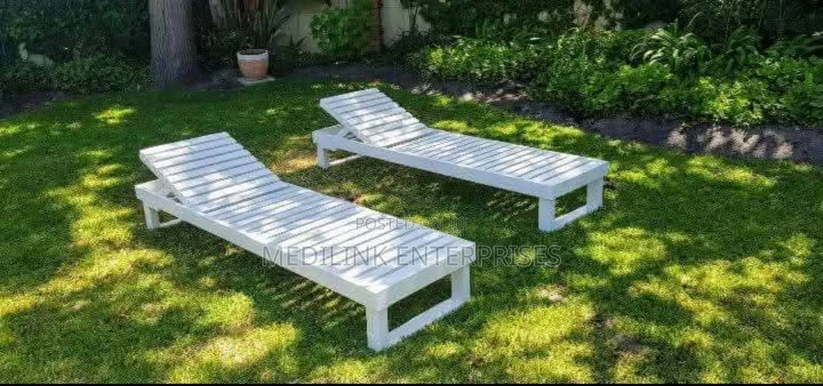 Whitish Customized Sunbeds for Pools