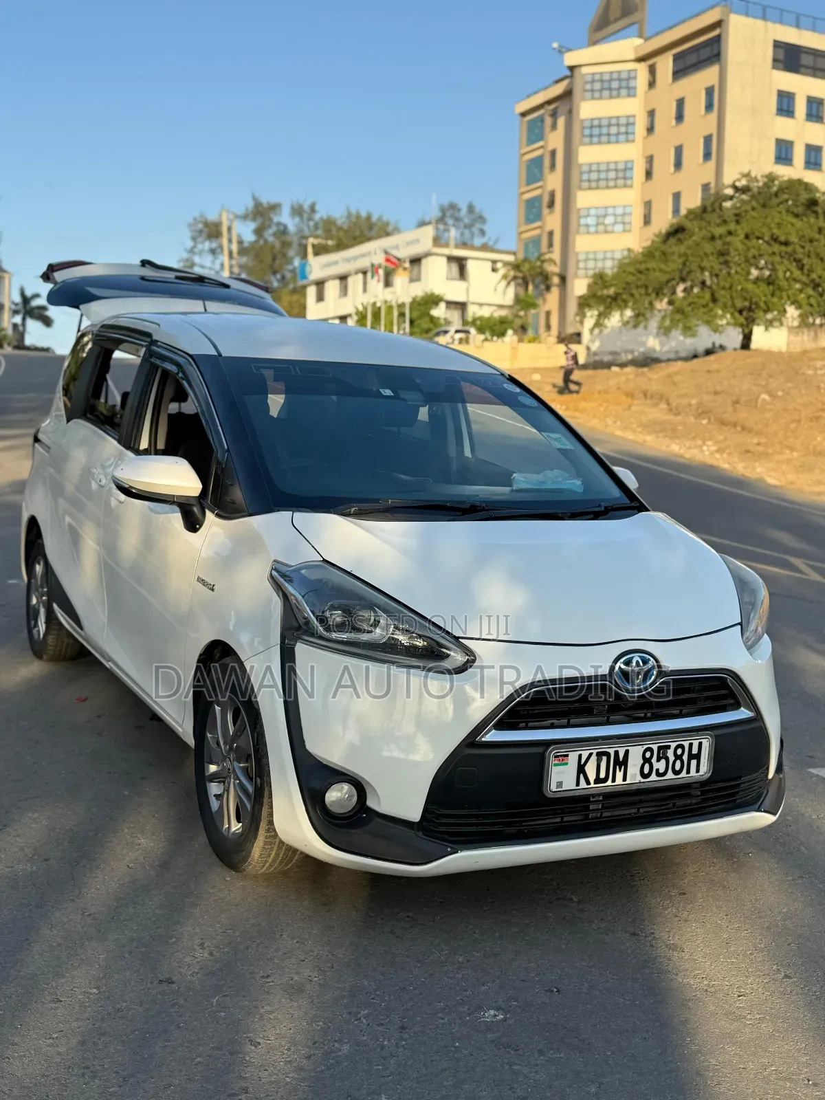 Toyota Sienta 1.5 Hybrid FWD 2016 White