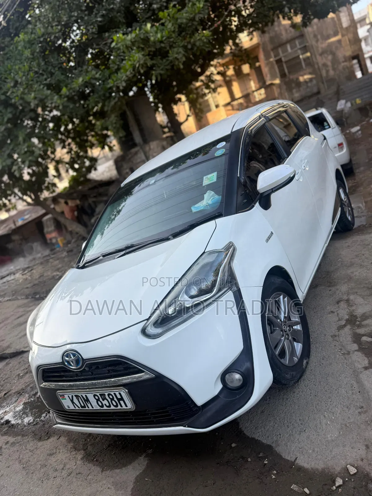 Toyota Sienta 1.5 Hybrid FWD 2016 White