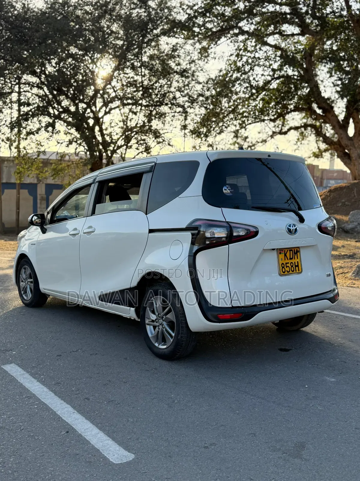 Toyota Sienta 1.5 Hybrid FWD 2016 White