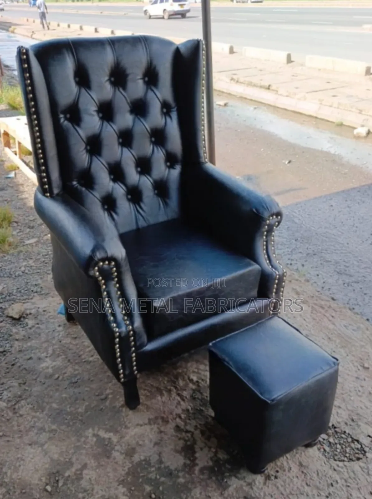 King-Size Chair With Pouf in Black Leather. Comfortable and Durable