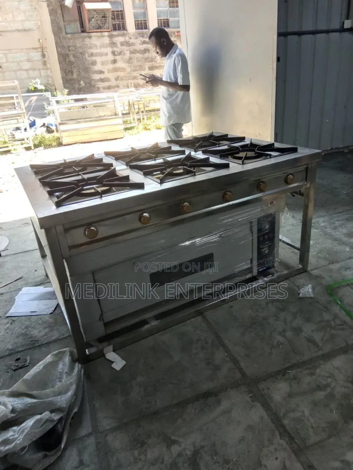 Combined 4-Burner Cooker With an Oven
