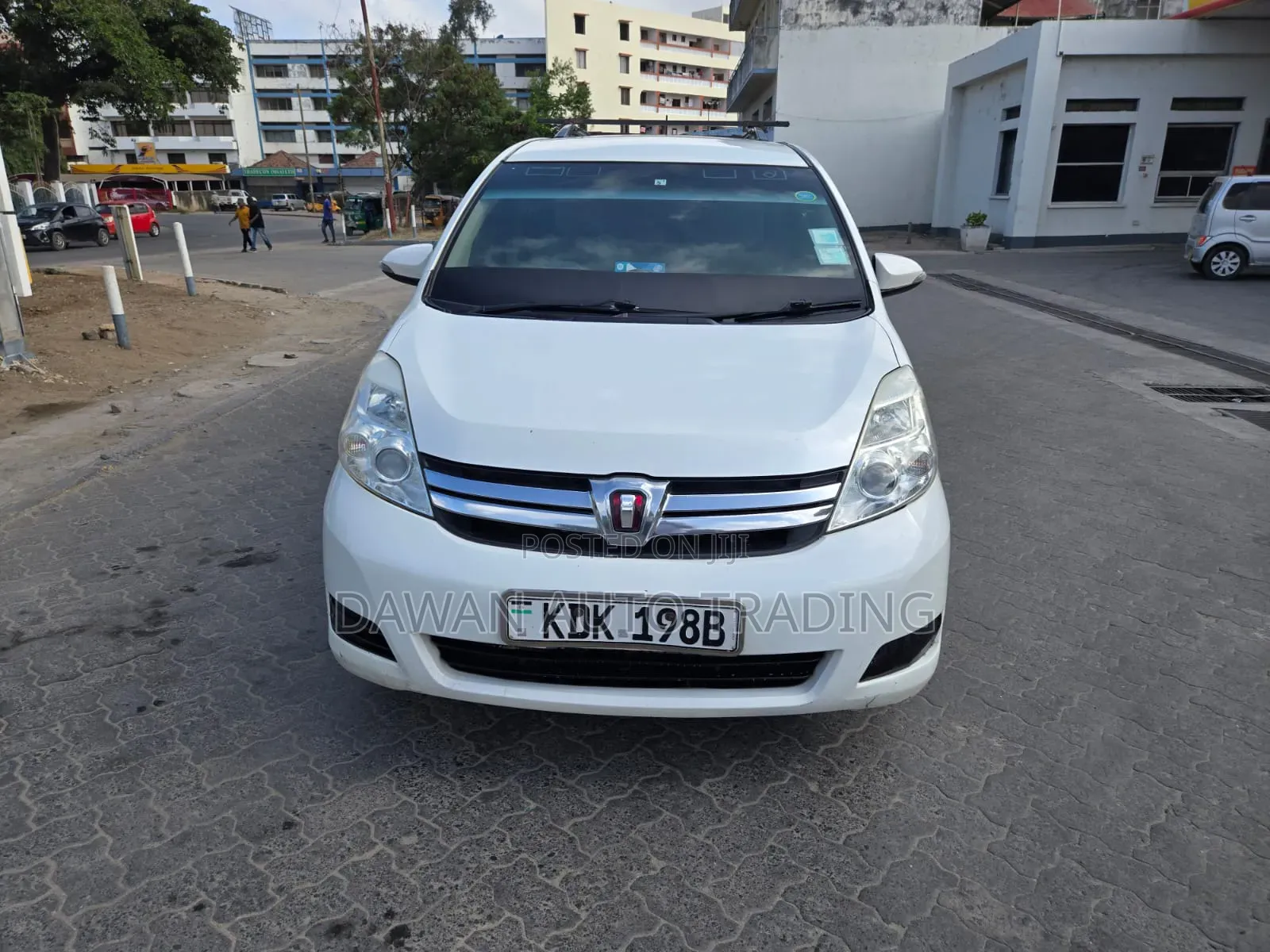 Toyota ISIS 2016 White