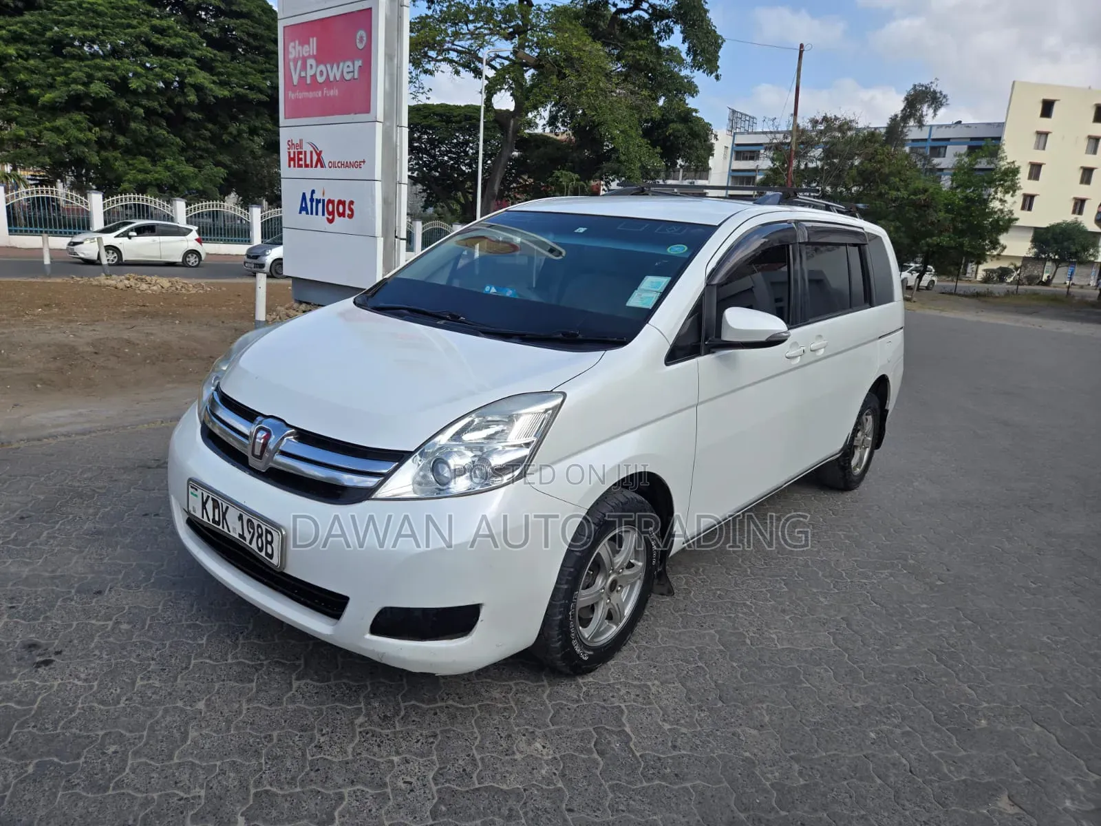Toyota ISIS 2016 White