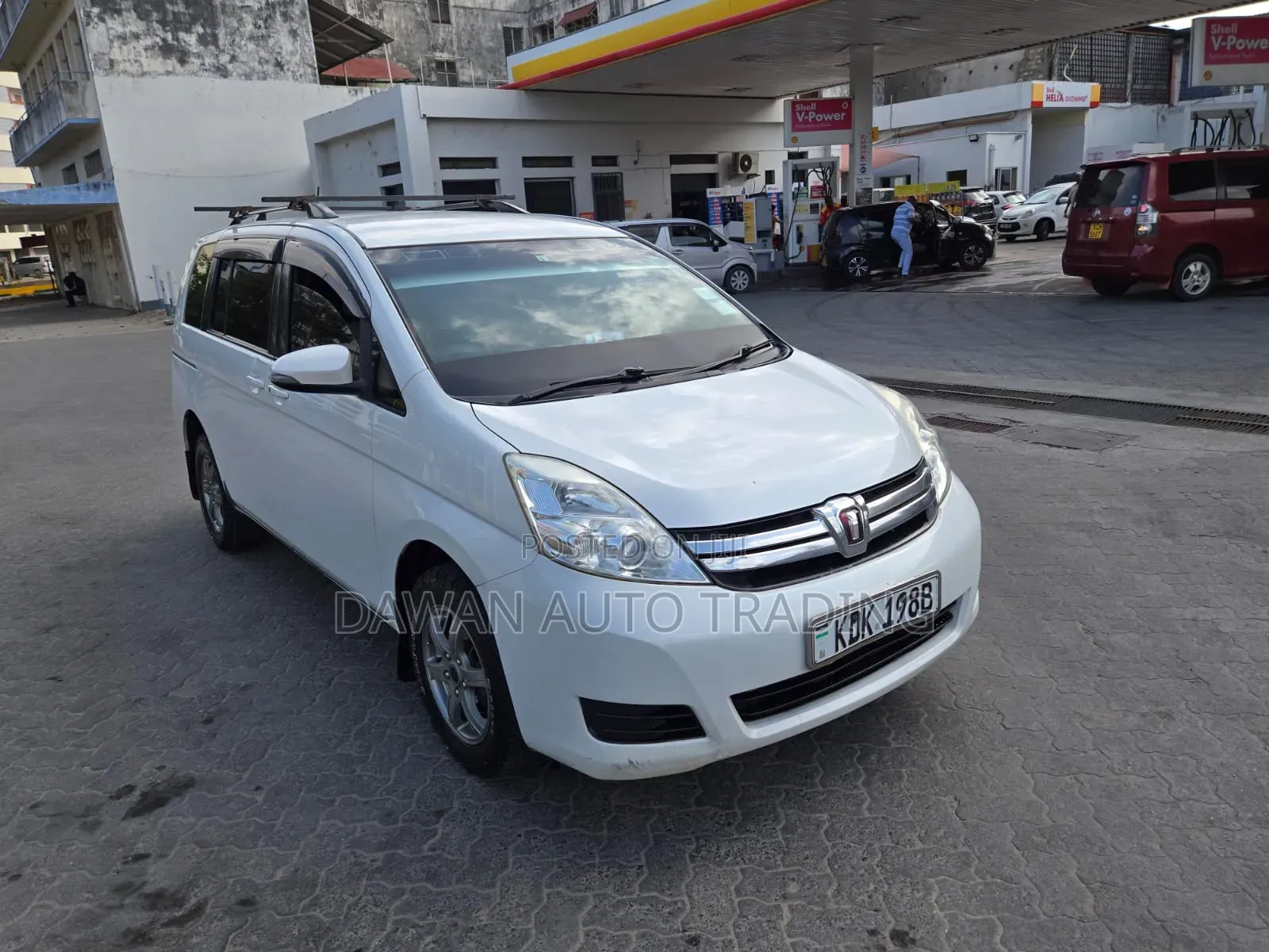 Toyota ISIS 2016 White